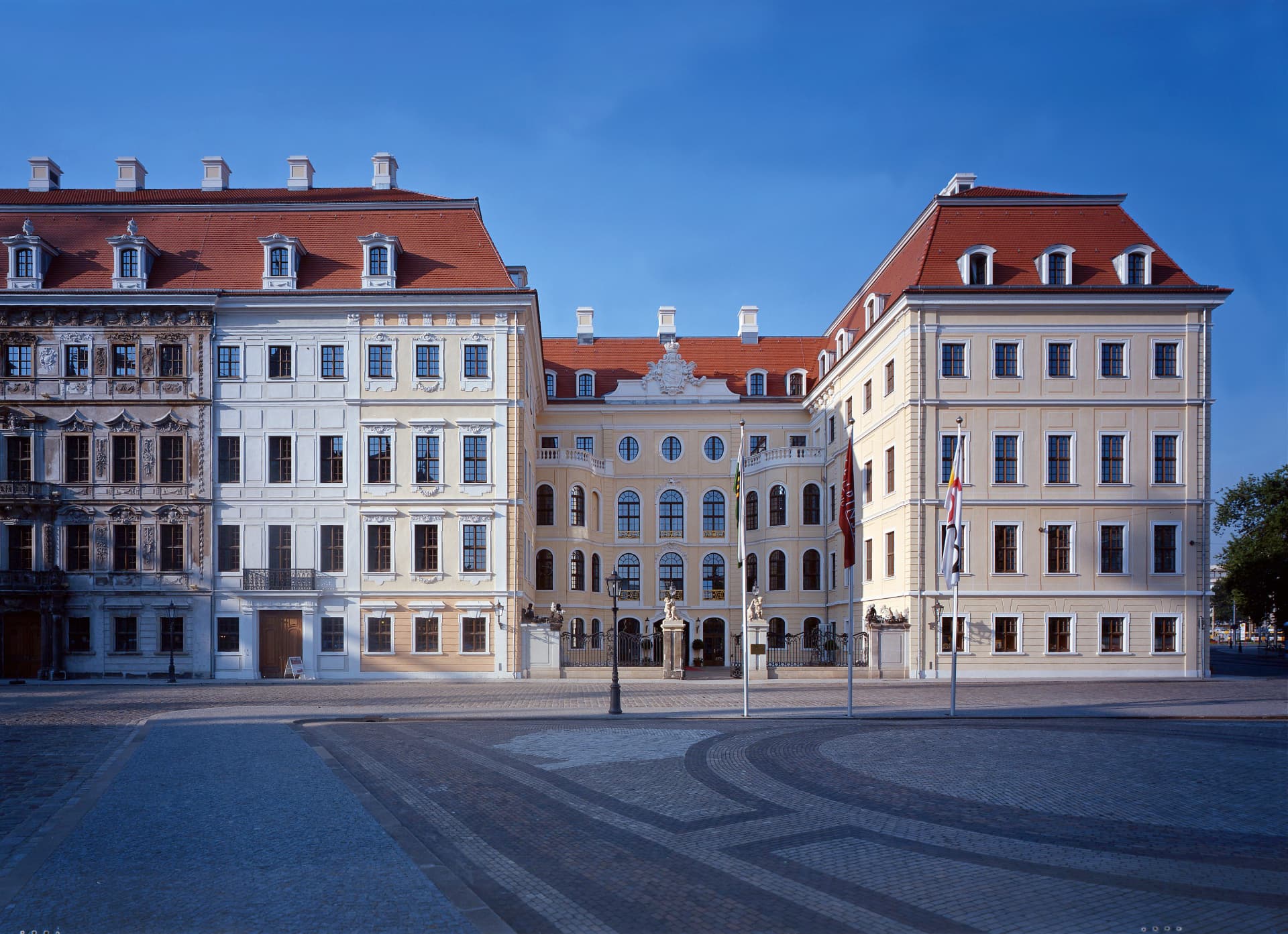 Historisches Barockpalais mit sanierten Fassaden in Höfischer Fassung