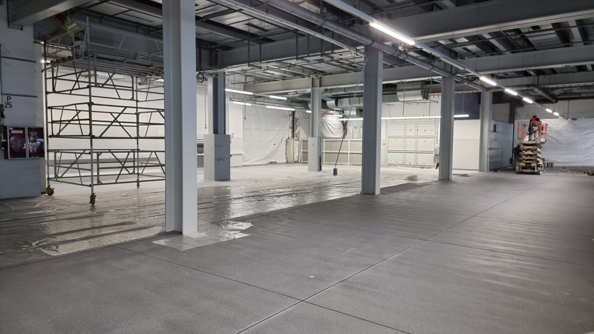 Industriehalle im Ausbau mit vorbereiteten Bodenflächen
