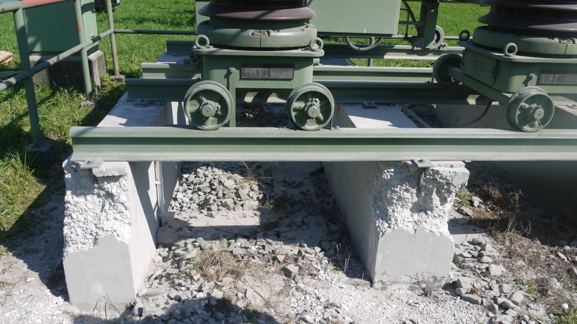 Beschädigter Betonsockel unter einem Transformatorenfahrwerk vor der Instandsetzung