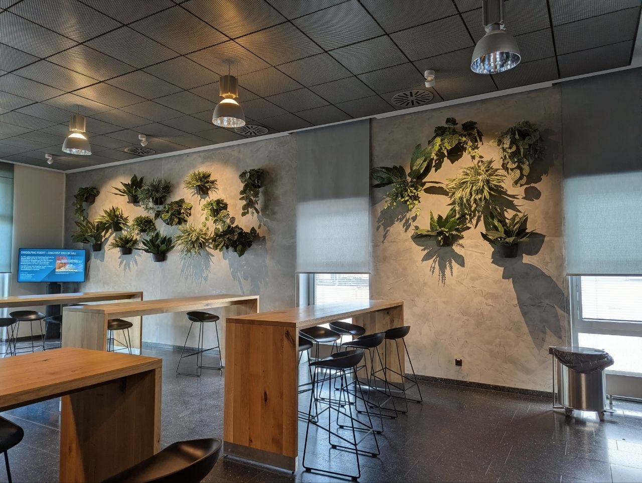 Bodenbeläge in einem modernen Cafeteriabereich